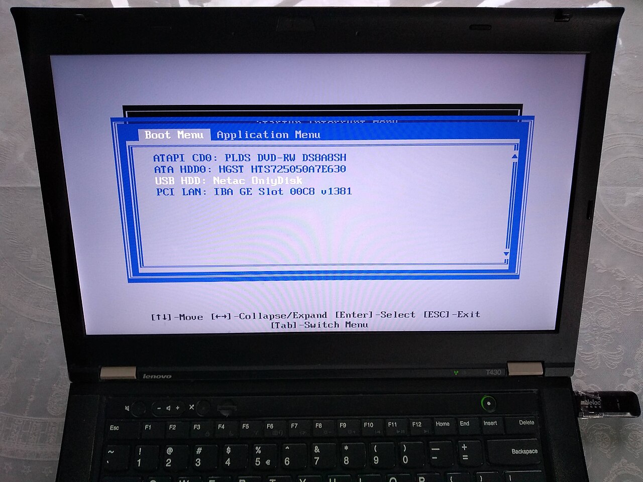 Lenovo ThinkPad T430의 boot menu 화면. ATAPI CD0(DVD drive), ATA HDD0(하드 디스크), USB HDD(USB 메모리), PCI LAN(NIC의 network boot) 네 항목이 나열되어 있다